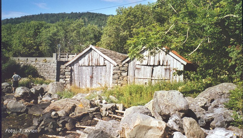 Naust 1.jpg - Naust ved elveoset i Kjlsdalen - Old boat houses, typical for the area.